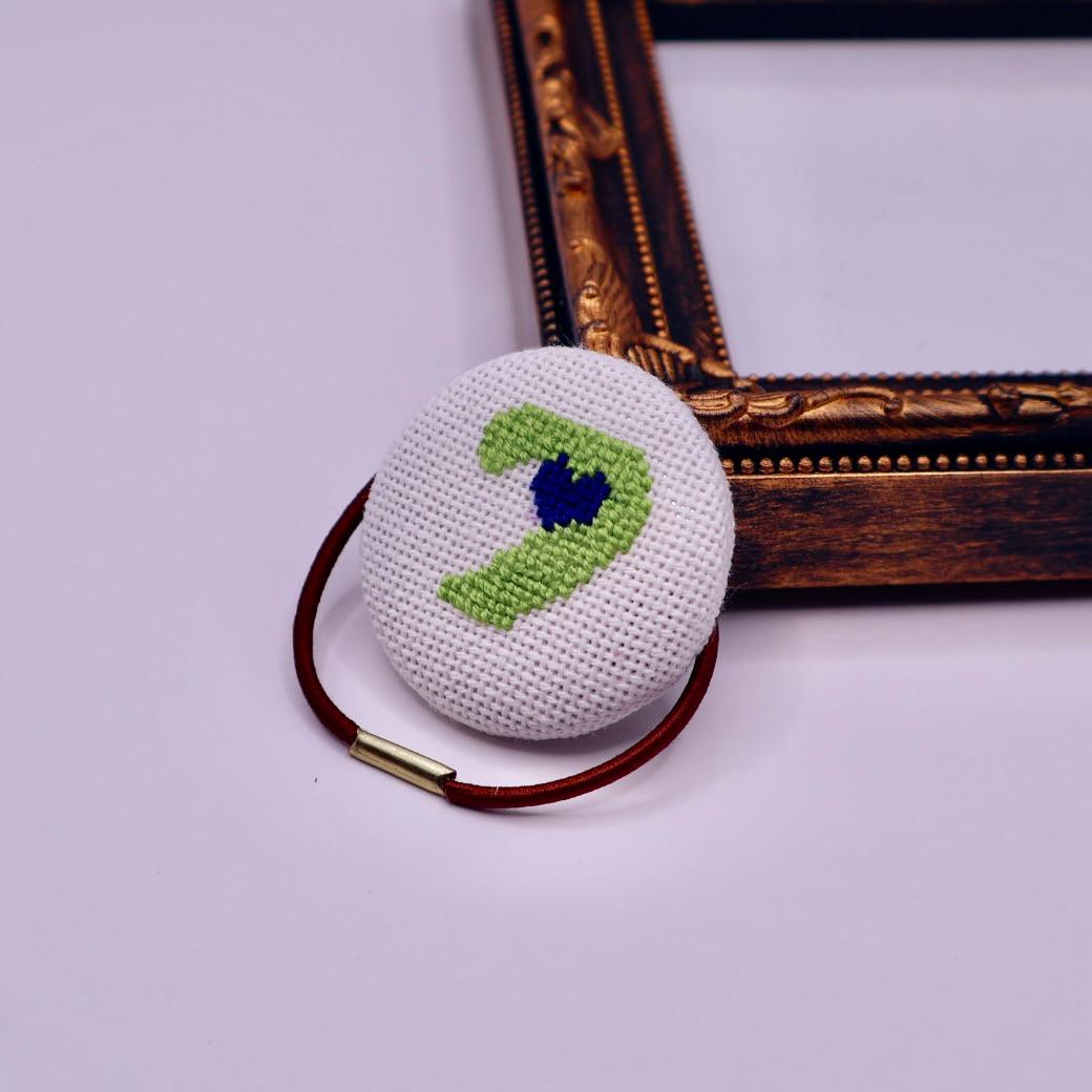 【番号オーダー可能】東京ヤクルトスワローズ風カラー　くるみボタンのヘアゴム　クロスステッチ刺繍